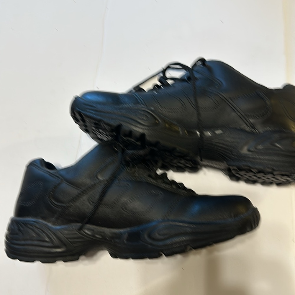 New Men’s Reebok 12M black athletic Oxford